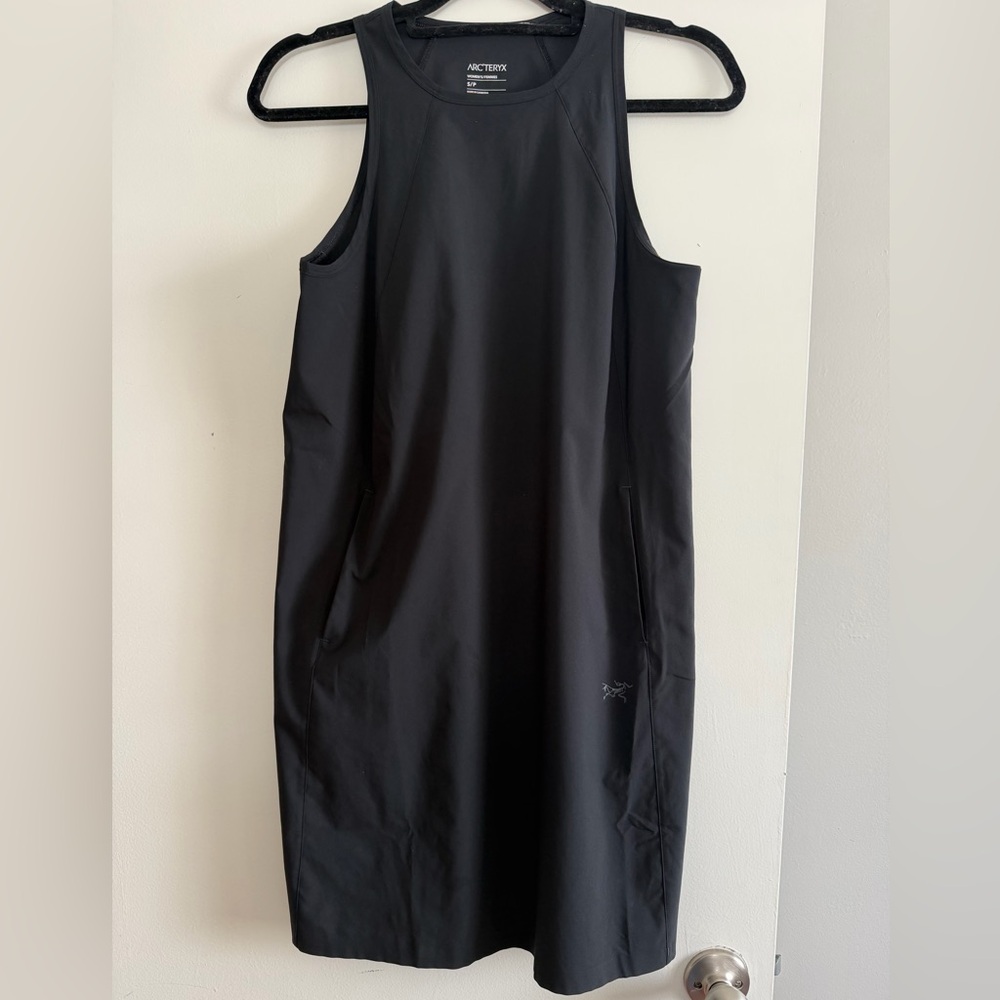 Arc'teryx Black Sleeveless Contenta Shift Dress w/ Pockets. Small. Lightweight.